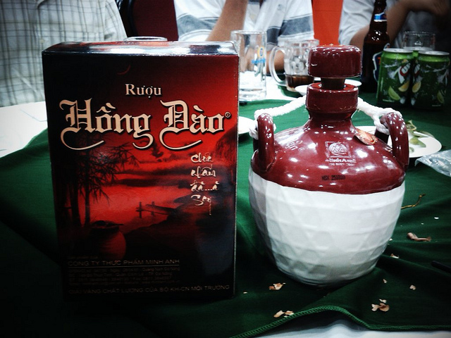 ''Đất Quảng Nam chưa mưa đã thấm/Rượu Hồng Đào chưa nhấm đã say''. Đến Quảng Nam, bạn sẽ ngạc nhiên khi từ trẻ lớn đến người già ai cũng biết và đọc vanh vách câu ca dao trên, và câu ca dao đó gắn liền với một loại đặc sản mang đậm tính văn hóa Quảng Nam. Sẽ thật tuyệt vời nếu bạn đến du lịch Quảng Nam và mang về để tặng ai đó một chai rượu Hồng Đào, chắc chắn họ sẽ rất vui và rất mừng khi cầm trên tay một thứ đặc sản nổi danh bao đời đã gắn bó trong câu ca dao về mảnh đất, 13Win 19.com nhiều ưu đãi hấp dẫn xứ Quảng mà bạn đã trao tặng.