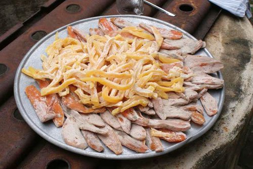 Với cái nắng chói chang cùng với hơi nước từ biển thổi vào trên đất Quảng Bình đã cho ra khá nhiều loại khoai ngon tuyệt vời mà một trong những đặc sản được chế biến từ khoai chính là khoai deo. Khoai deo ngon thường được chế biến từ loại khoai lang đỏ trồng trên đất thịt, sau khi luộc xong sẽ cắt thành từng lát và phơi khô khoảng 10 đến 12 nắng, độ dẻo của lát khoai tùy thuộc vào số lần phơi nắng ít hay nhiều. Vì hình dạng giống như củ sâm, lại chứa nhiều dưỡng chất nên khoai deo được người dân Quảng Bình ưu ái đặt cho tên ''sâm đất''.