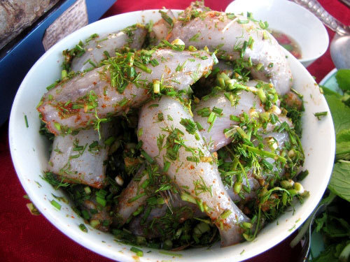 Các quán ở Đồng Hới chuyên món lẩu cá khoai (có nơi gọi cá cháo). Chỉ cần nhìn tô cá đã ướp gia vị mang ra để trên bàn thôi thì nước miếng cũng đã chảy. Từng khúc cá trắng nõn nà, mũm mĩm như thách thức, khêu gợi. Cá được làm sạch, bỏ đầu, ruột, cắt đôi. Ướp cá khoai chỉ cần các loại gia vị bình thường như muối, ớt, bột ngọt nhưng luôn phải có thật nhiều cây nén (thuộc họ hành tỏi) được cắt mịn cả lá và củ nhỏ.  Còn nồi nước lẩu gồm các loại như cà chua, khế, nấm, chua me, măng chua, dưa cải. Kể ra đơn giản nhưng không phải vị chỗ nào cũng ngon mà còn phụ thuộc vào bàn tay người chế biến. Một yếu tố quyết định nữa là cá phải thật tươi.
