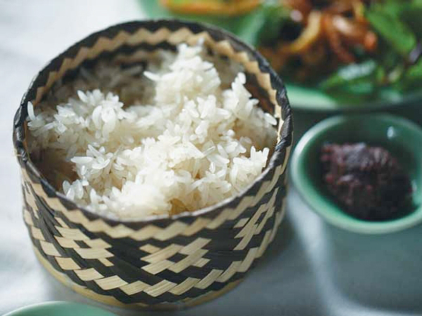 Nếp gà gáy thân dài, hạt to, khi đem đồ xôi chín nhanh, dẻo thơm, chấm với muối vừng hoặc ăn kèm gà đồi nướng.