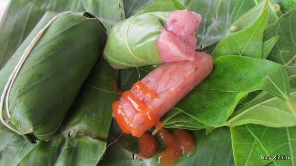 Nguyên liệu làm nem chua, nem chạo Quảng Yên đều là những thứ bình dân. Bì lợn được bào nhỏ, trắng như cước, thính làm bằng đỗ hay gạo rang và lạc rang giã dập, tất cả được trộn đều với nhau thật tơi. Chỉ đơn giản thế, nhưng qua bí quyết chế biến, trộn đều và pha nước chấm, hàng quà quê mùa trở nên lạ miệng, hấp dẫn. Những hàng nem chua, nem chạo là niềm tự hào của người dân thị trấn Quảng Yên, Quảng Ninh.