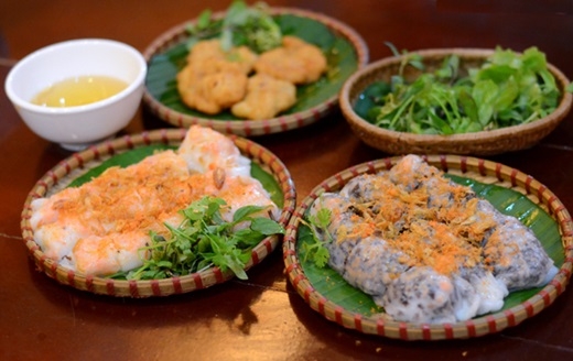 Đi dạo gần khu rạp Bạch Đằng, anh bạn người bản địa chợt lôi tôi vào một quán bánh cuốn chả mực để mời bữa tối. Bánh cuốn thì tôi biết thừa, lại vừa thưởng thức chả mực chính gốc Hạ Long, vậy khi hai món này kết hợp lại thì sẽ như thế nào nhỉ? Vẫn là những chiếc bánh cuốn được tráng mỏng khéo léo ôm lấy phần thịt bằm, nấm, mộc nhĩ bên trong, nghi ngút khói bay hương thơm của ruốc, hành phi. Phải gắp bánh cuốn, ăn kèm với rau mùi, một miếng chả mực vừa chiên vàng rộm, rồi nhúng tất cả vào bát nước chấm màu hổ phách sóng sánh khoanh ớt đỏ… ấy mới là cách thưởng thức món bánh cuốn chả mực thực thụ. Cả đêm ấy, tôi hoàn toàn ngây ngất bởi sự kết hợp tuyệt vời của bánh cuốn đã quen thuộc với chả mực Hạ Long – đậm đà, dân dã mà hấp dẫn.