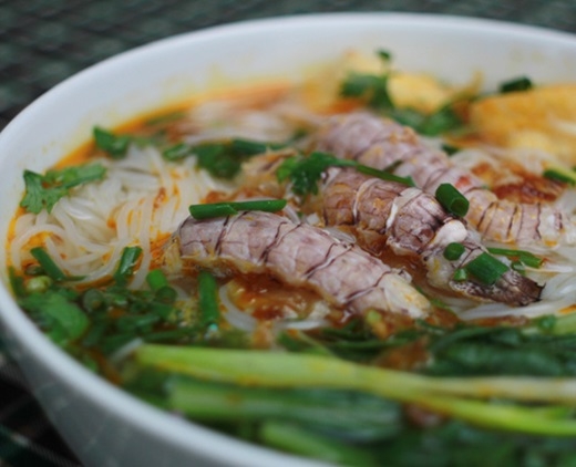 Với nguồn nguyên liệu tươi sống được lấy từ vùng biển Quảng Ninh - nơi được xem là có loại bề bề siêu ngon - bún bề bề ở Cầu Trắng nhất quyết là nơi bán món ăn này tuyệt nhất quả đất. Cùng nhiều nguyên phụ liệu khác như cải ngọt, tôm sắt nõn, hành khô, hành lá, rau mùi, cà chua, ớt, nước dùng chính là nước luộc vỏ bề bề đã được lọc sạch và nước hầm xương ống, bún bề bề mang hương vị đậm đà, chua cay, ngọt ngào đến lạ. Nhưng nổi bật nhất trên cùng của tô bún vẫn là những con bề bề đã được chế biến sẵn có phần thịt dai chắc và hương vị ngon ngọt, đậm đà.
