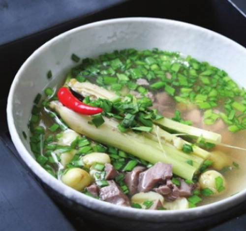 Lòng sả là một trong những món ngon Quảng Trị. Nghe tên có vẻ lạ lẫm nhưng cách làm lại khiến người ta liên tưởng đến cháo lòng của người miền Bắc. Tiết heo hoặc tiết vịt được đánh tan vụn, đổ nước vào, nấu chung với gạo rang, đậu xanh cho nhừ. Lòng heo hoặc vịt được làm sạch, cắt miếng vừa ăn rồi thả vào nồi đang đun, sôi lần nữa là ăn được.  Tuy nhiên, lòng sả cho rất nhiều ớt, ăn cay xé lòng, tê lưỡi. Người dân Quảng Trị thường chọn lòng sả những khi trời mưa để ấm lòng. Hoặc mỗi khi người cảm mạo, cần ra mồ hôi thì lòng sả là phương thức diệu kỳ, tác dụng không kém cháo hành tía tô.