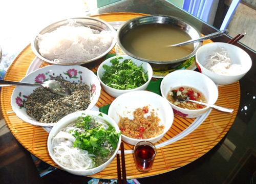 Sự khác biệt của món bún vùng Mai Xá với những thương hiệu bún khác chính là “chắt chắt”, một loài sinh vật nước lợ giàu chất đạm nên rất bổ dưỡng. Nhìn bề ngoài, chắt chắt giống hến nhưng nhỏ hơn và có màu đen sậm vì chúng thường sống dưới bùn cát để trốn kẻ thù và tìm kiếm 13Win1 nhập link nhà cái.  Thịt chắt chắt vị ngọt mặn, tính hàn, không độc, có tác dụng hoạt tràng, thông khí, mát gan, thanh nhiệt giải độc, lợi tiểu. Những ai từng ăn chắt chắt do chính người Mai Xá chế biến chắc chắn không quên hương vị ngọt ngào của món ăn dân dã, rẻ tiền này.