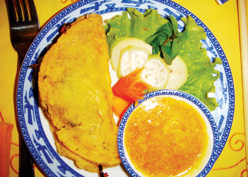 Bánh khoái là món ăn dân dã, hấp dẫn và được bán tại nhiều nơi trong tỉnh, từ các hàng quán nhỏ ven đường… Giống như bánh xèo của miền Nam, bánh khoái Quảng Trị cũng làm từ bột gạo, nhưng được đổ trong khuôn nhỏ chỉ bằng khoảng một bàn tay xòe ra, da bánh dày và giòn rụm. Nhân bánh khá đa dạng, nhưng thông thường là tôm thịt với giá, có nơi thêm vào hành tây, nấm rơm, các loại hải sản… Làm nên cái hồn của bánh là các loại rau trái ăn kèm, khó thể thiếu ba loại chính là cải non, chuối chát và trái vả non xắt lát.