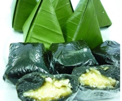 Bánh ít dùng trước hết để thờ cúng tiên tổ trong những ngày lễ tết, huý kỵ. Rồi trong những việc hiếu hỷ: đám cưới mời cô bác một chiếc mừng duyên mới, ma chay ăn một miếng bánh ít phân ưu. Sau nữa bánh dùng làm quà cho người đi xa, mang theo như để thể hiện tấm lòng thơm thảo của người nhà quê…  Ăn một chiếc bánh ít có cảm giác dẻo dẻo, lưỡi có vị bùi của lá quết và vị ngọt của đường nhân, mũi ngửi được hương thơm của đậu đỗ xanh rắc dầu chuối, tai lắng nghe những tiếng nhai “chắp…chắp…” có vẻ khoái khẩu thèm thuồng, mắt nhìn chiếc bánh ít thì liên tưởng đến mái nhà, chợt nhớ tổ tiên qua câu gợi ca dao “ngó lên nuộc lạt mái nhà/ bao nhiêu nuộc lạt nhớ ông bà bấy nhiêu”.