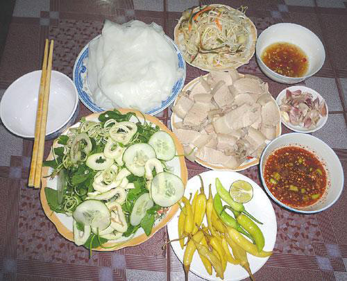 Cũng giống như bánh ướt ở các vùng khác trong cả nước, nguyên liệu chính làm bánh ướt ở Phương Lang chính là gạo. Gạo sau khi được vo sạch sẽ được ngâm nước trong một đêm. Sáng sớm hôm sau, thợ làm bánh sẽ tiến hành công đoạn xay gạo thành bột nước, rồi tráng trên hơi nước sôi. Cách tráng bánh rất đơn giản: dùng một miếng vải có độ dày vừa phải, tráng một lớp bột lên trên đó, sau đó để trên nồi hơi đậy nắp vung nồi nước sôi lại. Sau một lúc thì lấy bánh ra. Bánh phải được tráng không quá dày mà cũng không được quá mỏng. Sau khi tráng xong, bánh sẽ được xếp chồng lên nhau. Để bánh nguội rồi dùng hoặc có thể sử dụng liền. Khi dùng bánh, người bán sẽ tách từng cái bánh ra cuốn lại và cho lên dĩa.