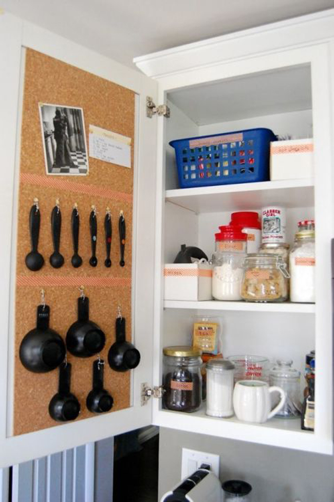 Sau cửa tủ: Dùng những tấm bảng gỗ hoặc mạt gỗ và móc treo để cất giữ đồ đạc như đồ làm bánh theo thứ tự. Bột và đường đặt phía bên trong tủ còn những vật dụng để đong đo treo ở cánh cửa để khiến cho việc bếp núc của bạn trở nên dễ dàng hơn.