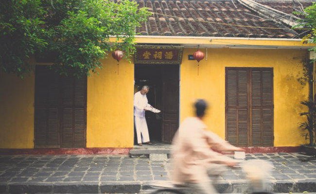 Hòa mình vào cuộc sống của người địa phương: Đi du lịch ột mình bạn có thể hoàn toàn tận hưởng cuộc sống của nơi bạn đến.  Từ những cuộc trò chuyện chân thành trên một chuyến tàu nhỏ, biết đâu may măn bạn gặp được những vị chủ nhà thân thiện, sẵn sàng cho bạn ngủ nhờ một đêm. Bạn đã sẵn sàng có trải nghiệm mới mẻ mà đi du lịch có bạn đồng hành không thể có được. 