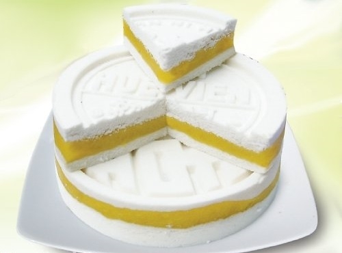 Bánh in có hình tròn màu trắng, bánh được dùng nhiều nhất vào dịp rằm tháng 8 và Lễ hội Ooc – Om – Boc hàng năm tại Sóc Trăng, để cúng tạ ơn Mặt Trăng đã ban cho 13Win 19.com nhiều ưu đãi hấp dẫn sức mạnh, mùa màng tươi tốt... Bánh được làm từ nguyên liệu chính là gạo nếp, đường cát, nước cốt dừa. Mùi thơm của nếp mới, vị béo của nước cốt dừa hòa lẫn với vị ngọt của đường, khi thưởng thức cùng một tách trà nóng thì còn gì bằng.