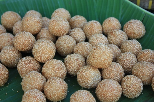 Mè láo là một món đặc sản của người Hoa tại miền đất Sóc Trăng. Bánh cực xốp, giòn tan và thơm, lớp mạch nha bao phủ bên ngoài ngon ngọt cùng hương thơm của mè sẽ làm bạn thích thú hơn khi ăn. Mè áo được làm từ khoai môn, gọt vỏ bào mỏng, quết nhuyễn, cán mỏng, sau đó đem phơi nắng khoảng 3 ngày. Cắt miếng khoai môn này thành những lát nhỏ hình chữ nhật lăn vào bột nếp rồi chiên trong chảo dầu sôi. Miếng khoai môn sẽ phồng lên thành hình khối chữ nhật, vớt ra đem trộn vào nước đường đã thắng thành kẹo, rồi lăn vào mè rang chín.