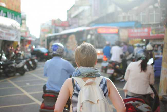 Hiểu biết sâu sắc về những nơi bạn đi tới: Đi du lịch môt mình, bạn sẽ chìm đắm vào nhưng thứ xung quanh. Bạn nhận thấy những đặc điểm và sự tinh tế. Khi có bạn đồng hành, đi qua các con phố, cùng tro chuyện, bạn sẽ bị phân tâm rất nhiều. 