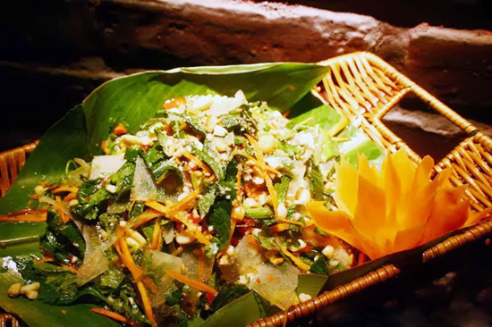 Da trâu rất dày, cứng và dai nên thường là nguyên liệu để làm mặt trống. Ở mảnh đất Sơn La, da trâu lại là một món ăn đặc sản vô cùng lạ miệng và độc đáo. Món ăn nổi tiếng của người Thái ở Sơn La là món thấu da trâu và nộm ra trâu.  Người dân Sơn La thường phải sơ chế qua nhiều giai đoạn như hơ qua lửa, ngâm nước lã rồi khéo léo lọc da thật mỏng, thật đều tay mới có thể làm mềm nguyên liệu khó chiều này.  Người vùng cao không dùng chanh hay giấm để bóp nộm mà kết hợp da trâu với nước măng chua tạo thành hương vị khác lạ. Khi thưởng thức, bạn sẽ có cảm nhận, da trâu sần sật, đanh đanh, có hương thơm củ rau mùi tàu, mùi ta, vị bùi bùi của đậu phộng cùng vị chua thanh của măng rừng ngâm ngấu rất thú vị. Nộm da trâu là món nhắm rượu tuyệt vời ở nơi vùng cao này.