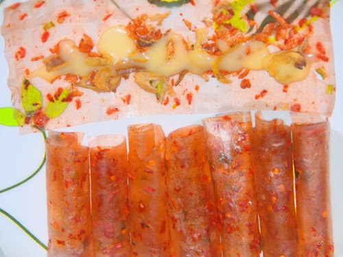 Bánh tráng bơ là món đặc sản mới có mùi vị lạ miệng và đang tạo nên cơn sốt trên các diễn đàn đồ ăn vặt, đây là một trong những biến tấu từ bánh tráng của vùng đất Trảng Bàng Tây Ninh. Hương vị độc đáo này là từ sự kết hợp giữa bánh tráng ớt cuốn kèm với sốt bơ có vị béo, cay cay của vị muối ớt Tây Ninh trứ danh thêm chút bùi của tỏi sấy và đậu phộng, con ruốc đã thu hút nhiều thực khách khác nhau bởi hương vị độc đáo riêng.