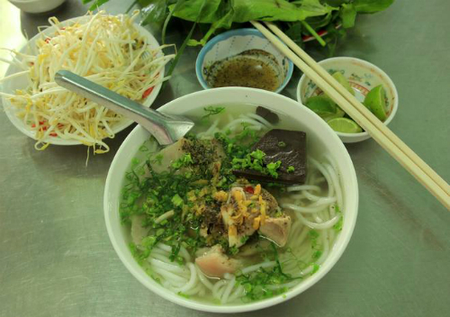 Nhắc đến thị trấn Trảng Bàng, trong lòng thực khách xa gần đều nghĩ đến món bánh canh gắn liền với nơi đây. Tô bánh canh đặc trưng với giò heo, huyết và những cọng hành xanh tươi, tuy đơn giản nhưng thực khách ngay lập tức bị cuốn hút khi thưởng thức qua. Khói của tô bánh canh bốc nghi ngút, lăn tăn mỡ hoa nóng bỏng khi húp thử. Bạn sẽ cảm nhận được vị thơm của hành, vị cay của tiêu, vị ngọt của nước lèo xương hầm hay vị mềm của những lát thịt phía trên. 
