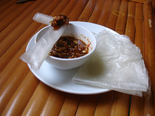 Bánh tráng me với những bịch mắm me, hành phi thơm lừng, đậu phộng, muối ớt dành cho người thích tiện lợi cũng hấp dẫn lắm. Chỉ một bịch với các thành phần chuẩn bị sẵn, người ăn cứ thế trộn lẫn các gói gia vị, làm thành nước chấm cay, ngọt ngọt, chua chua để chấm chung với bánh tráng dẻo và dai, ngon khó tả.