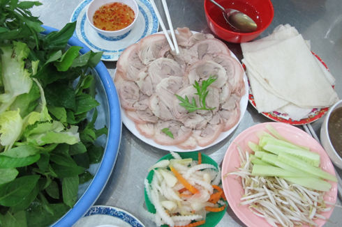 Tên gọi bánh tráng phơi sương bắt nguồn từ quy trình cầu kỳ làm ra vỏ bánh. Sau 2 ngày ngâm nước, đem gạo đi xay rồi tráng và phơi nắng. Sau đó, bánh được đem nướng, đợi tới sáng sớm đem phơi cho thấm sương tới lúc mềm thì được.  Ấn tượng nhất của món ăn là cả chục loại rau rất đa dạng như lá cóc, đọt sộp, lá lụa, diếp cá, tía tô, lá bứa, húng quế... Ngoài ra, bạn còn có cả củ kiệu, cà rốt ngâm, dưa chuột và bún ăn kèm. Thịt để cuốn bánh là thịt chân giò vừa có bì, có mỡ, phần nạc ăn ngon, không bị bở. Mắm nêm chấm thịt cuốn cũng phải được pha chế vừa miệng, tạo nên sự khác biệt với các món cuốn khác.  Cắn một cuốn bánh tráng phơi sương, cảm nhận đủ hương vị chua, cay, đắng, chát của rau, của đồ chua và vị thơm, ngon, béo, ngọt, mặn mà của thịt, của lớp bánh tráng, bạn sẽ hiểu tại sao một món ăn đơn giản lại trở thành đặc sản nổi tiếng khắp nơi.