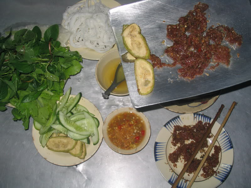 Bò nướng xẻng được xem là một đặc sản độc đáo của Sóc Trăng. Tên gọi món ăn bắt nguồn từ cách thức chế biến ra nó. Trước đây người ta dùng miếng ngói cong âm dương bằng đất nung để nướng thịt bò. Dần về sau người ta thay bằng một miếng kim loại trắng sáng bằng thiếc dày tráng inox như cái xẻng đào đất, vì thế có người còn gọi là bò nướng xẻng. Lấy một miếng bánh tráng gói rau, bún cùng miếng thịt bò đang nóng chấm nước mắm khóm sẽ có được miếng ăn hấp dẫn, cái ngọt của thịt, vị béo của mỡ, đậu phộng; vị chát của chuối sống, chua của khế, khóm; vị mặn cay và thơm của mắm nêm… tất cả dấy lên hương vị mặn nồng.
