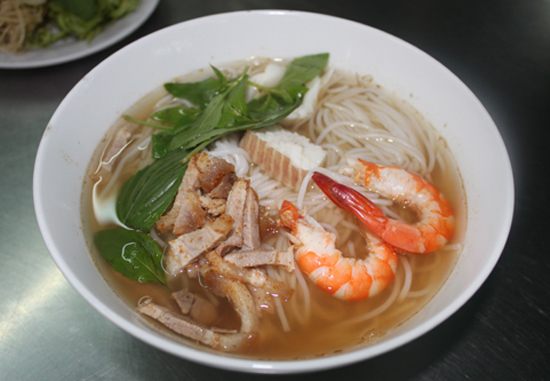 Nghe cái tên bún nước lèo hẳn nhiều người không muốn thử ăn. Ấy là vì chỉ bún với nước lèo có gì mà ham. Tuy nhiên, nếu ông thử chắc chắn sẽ tiếc húi hụi khi nhìn hình ảnh của loại bún đặc biệt này.  Nước lèo hay nước dùng của bún này được nấu theo phương pháp riêng nên trong vắt, không hề có chút cặn nào. Nước lèo thơm vị cá lóc đồng, sả và nhiều loại gia vị khác.  Bún trước khi cho vào tô, được trụng qua nước sôi, thêm tôm, thịt cá phi lê, thịt heo quay... rồi chan ngập nước lèo. Bún này phục vụ cùng đĩa rau sống đủ loại: bắp chuối, húng thơm, húng quế, hẹ, giá sống...