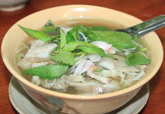Lại một lần nữa, món ăn mang hết nguyên liệu vào trong cái tên của mình. Món bún tiêu giò có các thành phần chính là bún, tiêu và giò heo. Nước lèo của bún tiêu ngoài vị ngọt của xương, của thịt thì đậm vị tiêu, cay nồng và nóng. Khi ăn, cho bún vào tô, thêm giá trụng, húng, kinh giới, hành tím, thịt bắp giò… vào rồi chan nước lèo lên là xong. Và như thói quen ăn uống của người miền Tây, người ăn có thể cho vào thêm chút ớt, chút chanh.  Chỉ thế thôi là người Sóc Trăng đã xong bữa sáng ấm bụng hay bữa chiều no dạ. Món bún tiêu giò ngon nhất khi thưởng thức những ngày trời mưa ngập trời xứ này. Khi ấy, cái nồng của tiêu không còn khó chịu mà khiến ta ấm áp hơn nhiều lắm.
