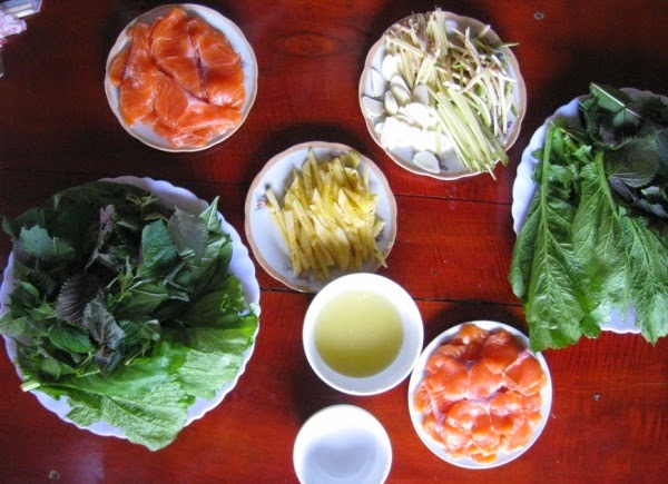 Cá hồi là loại đặc sản này mới xuất hiện ở Mộc Châu vài năm nay, giá trị dinh dưỡng và độ ngon của nó thì khỏi phải bàn tới, nhưng cái thú ăn cá hồi ở Mộc Châu vào một ngày lạnh nó khác ăn vào mùa hè. Đó là khi món gỏi, món xông khói, hay chả… được chấm với bát nước chấm cay nồng mù tạt. Vừa xít xoa vì cay xộc lên mũi, vừa thấy người ấm hẳn lên. Những người ăn được cay quả là rất thú với món này, cay xộc, tê lưỡi nhưng sướng cái là không bị toát mồ hôi, người thấy thanh thanh chứ không bí bách vì nóng bức. Hiện có 2 nhà hàng cá hồi tại: tiểu khu Vườn Đào và nhà hàng cá hồi 64… Cá hồi có mức giá trung bình từ 200-250k/suất ăn.