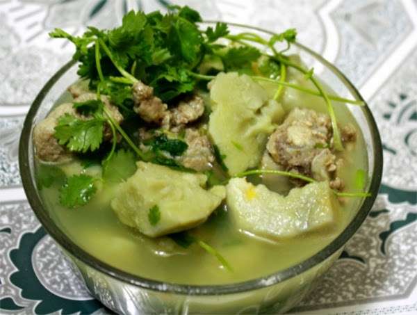 Khoai sọ mán là một loại khoai dẻo thơm được người Dao vùng cao nguyên Mộc Châu trồng từ lâu và được coi là một loại đặc sản rất lạ ở đây.  Món khoai này thường được nấu với canh móng giò, xương sườn, nên rất hợp với dịp Tết. Thông thường khi gọt khoai, bạn nên gọt khô hoặc đi bao tay vào để tránh ngứa. Bổ củ khoai ra, bạn cũng nên rửa qua với nước muối loãng thì khoai bớt nhựa và khi nấu ăn sẽ không bị cảm giác bị ngứa trong cổ họng.