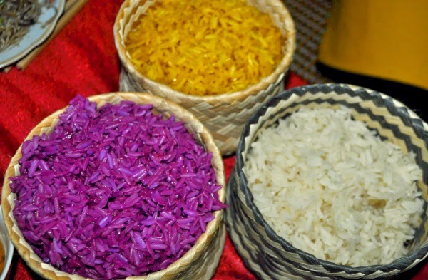 Ở Mộc Châu, mỗi dân tộc đều có vốn văn hóa truyền thống đặc trưng tạo nên vườn hoa đầy hương sắc. Trong đó, văn hóa ẩm thực truyền thống của người Dao được thể hiện rõ nét qua hương vị của xôi ngũ sắc. Nguyên liệu làm xôi ngũ sắc gồm: gạo nếp thơm dẻo, hạt đều không lẫn tẻ, trộn với các loại lá cây rừng (co khảu, khảu đen) để nhuộm màu, tùy thuộc vào mỗi loại lá và cách pha chế để tạo ra 5 màu khác nhau, tạo ra sản phẩm sôi vô cùng hấp dẫn.