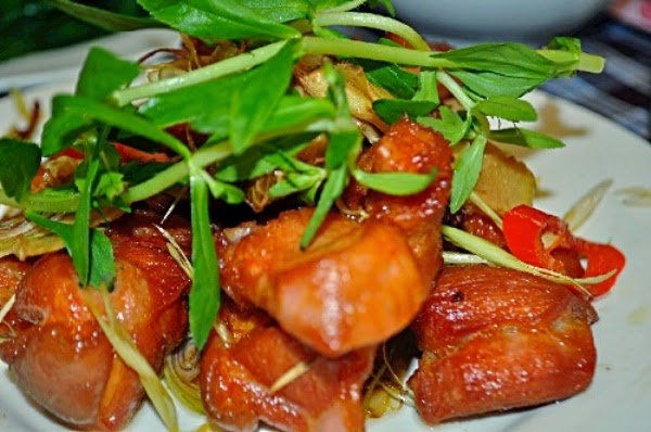 Cao nguyên Mộc Châu, nơi cửa ngõ Tây Bắc với cảnh quan thiên nhiên hùng vỹ. Mộc Châu có thảo nguyên xanh rộng hàng chục nghìn ha xinh đẹp, khí hậu ôn hòa, có đàn bò sữa lớn nhất cả nước với 10.000 con. Ở đây, những con bê cái được giữ lại nuôi lớn để lấy sữa, còn bê đực được chế biến thành món bê chao nức tiếng bấy lâu. Bê chao Mộc Châu nguyên liệu là làm từ chú bê sữa khoảng một tuần tuổi, chưa từng ăn cỏ nên thịt sẽ thơm và ngọt hơn. Trong những món bê thường thấy như hấp sả, tái chanh, xào lăn… thì bê chao là món đơn giản nhưng lại được nhiều người yêu thích nhất. Có lẽ do bê non đã hấp thụ sẵn những cái ngọt, cái ngon, cái thơm nên bớt cầu kỳ sẽ càng tôn thêm hương vị cho món ăn.