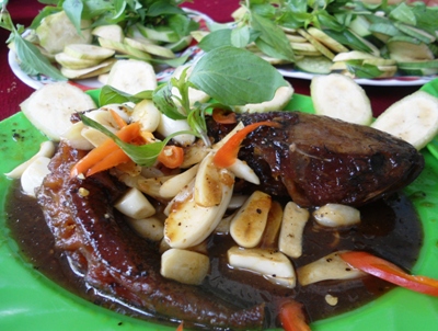 Đến thăm Ngã Năm, Sóc Trăng, bạn đừng quên thưởng thức món mắm cá lóc chiên đặc sản của địa phương. Món mắm cá lóc chiên Ngã Năm được chế biến từ loại cá lóc đồng, còn sống, được tự tay người dân nơi đây ủ thành mắm với quy trình khá công phu và tỉ mỉ. Từ mắm cá lóc có thể chế biến thành nhiều món ăn khác nhau, như mắm lóc ăn sống (xé nhỏ thịt mắm, sơ chế với chanh, tỏi ớt, và nêm ít gia vị là có thể dùng được) hay mắm cá lóc chưng thịt ba rọi, mắm cá lóc chưng tương… 