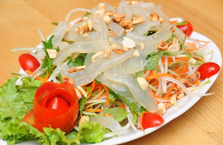 Nộm sứa từ lâu đã trở thành món ăn dân dã và giàu giá trị dinh dưỡng. Mỗi vùng quê lại tạo ra được hương vị riêng vốn có và nộm sứa Thái Thụy – Thái Bình chắc chắn sẽ khiến ai đã từng thưởng thức sẽ nhớ mãi không quên. Vì vậy mà người dân Thái Thụy từng có câu: “Tới Thái Thụy mà chưa thưởng thức nộm sứa coi như chưa về”. Vì vậy đừng quên thưởng thức món ăn này khi đến Thái Bình.