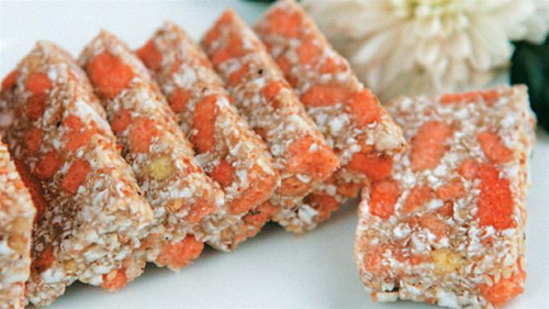 Bánh cáy - đặc sản Thái Bình - ăn vào thấy dẻo thơm quyện nếp, lại có hương gừng ấm, vị ngọt của đường mía, mạch nha, thỉnh thoảng chộn rộn chút bỏng nếp hoa vàng hay mỡ lợn khẩu muối đường giòn trong…  Bánh cáy là thức quà ngon có thể để dành lâu thật lâu. Nhằm buổi chiều chiều cắt bánh cáy thành từng miếng mỏng, pha ấm trà thơm rồi ngồi nhâm nhi cùng bạn hữu, Đăng ký và nhận 60K 24 bao lì xì miễn phí mỗi ngày sẽ cảm nhận hết cái ngon và độc đáo của món quý tiến vua.
