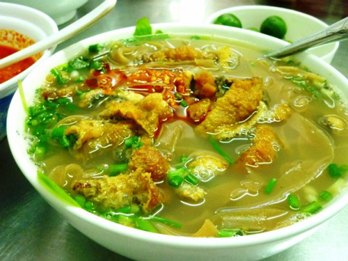 Đặc biệt từ cái tên gọi, canh cá Quỳnh Côi là món ăn không thể không nhắc đến hay nếm thử khi qua “quê hương của chị Hai 5 tấn”. Gọi canh cá nhưng đây lại là món ăn như bún, phở chứ không phải món kèm cơm. Món ăn nhìn tưởng đơn giản mà khá tốn công với nhiều bước đòi hỏi sự khéo léo của đầu bếp.  Cá được làm sạch, lóc xương, thái miếng dày vừa ăn, ướp ngấm gia vị rồi đem nướng chín tới. Tiếp đến, lại chiên cá đã nướng cho đến khi vàng ruộm. Còn phần cá gần vây được băm nhuyễn với hành khô, tiêu, ớt thật kỹ rồi nặn thành viên đem chiên vàng giòn. Đầu, xương sống cá không bỏ đi mà đem ninh làm nước dùng.