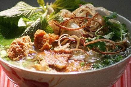 Đến Thái Bình đừng quên thưởng thức canh cá Quỳnh Côi bởi cũng làm từ những nguyên liệu đơn giản nhưng món canh cá ở đây tạo được hương vị riêng độc đáo, cuốn hút. Điểm khác biệt ở đây là việc sử dụng bánh đa thay cho bún như nhiều món canh cá khác và có lẽ vì thế mà canh cá Quỳnh Côi thu hút mọi người, khiến ai đã ăn một lần đều nhớ mãi.
