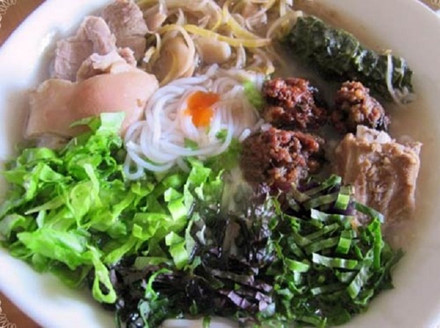 Bún bung còn có tên gọi khác là bún hoa chuối. Bún bung thường được làm từ các nguyên liệu: chân giò, mọc, mùng, lá xương sông,... và tất nhiên không thể thiếu được hoa chuối. Vị chát của hoa chuối, vị thơm của lá xương sông, vị béo ngậy của thịt hòa quyện với hương vị của nhiều loại rau sống sẽ cho ta những hương vị tuyệt vời.