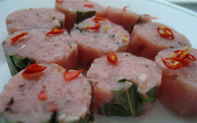 Nhắc đến nem chua, nhiều người chỉ thường nghĩ đến Thanh Hóa hay nem chua làng Vẽ (Hà Nội ), Vĩnh Yên (Vĩnh Phúc) , Đông Ba (Huế)… mà ít ai biết trên đất Thái Nguyên cũng có một vùng làm nem chua ngon không kém, đó là Đại Từ. Tuy nhiên không phải ở xã nào của Đại Từ cũng có mà nem chua chỉ có ở 3 xã: Văn Yên, Ký Phú và Yên Mỹ.   Không giốngvới các loại nem chua khác có thể bóc ra là ăn được ngay, nem chua Đại Từ cần có một thao tác nhỏ nữa là nướng bằng than củi hoặc cho vào nướng trong lò vi sóng hoặc lăn qua chảo mới có thể ăn được. Với thành phần gồm có: thịt nạc mông, tỏi, rượu, hạt tiêu, thính và lá ổi, mỗi chiếc nem được gói cẩn thận bằng lá chuối và có thể được đến vài ngày.