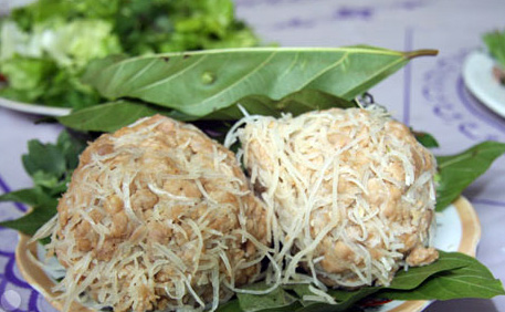 Nem chạo hay còn gọi là nem sống – món ăn không thể thiếu trong các mâm cỗ ngày cưới, ngày lễ tại làng Vị Thủy, huyện Thái Thụy, Thái Bình. Nem được làm từ thịt sống, nên chỉ những người có kinh nghiệm chế biến thì khi ăn mới không bị đau bụng.  Nét độc đáo của món nem ở đây là thịt lợn xẻ ra còn nóng hổi, không đem rửa lại với nước mà băm nhuyễn luôn khoảng 1h thì phần xương, thịt lợn, tủy hòa vào nhau tạo nên độ dẻo, dính. Phần bì lợn được cạo sạch lông, luộc chín, thái mỏng. Sau đó các nguyên liệu được trộn với nhau cùng với tỏi, ớt, nước mắm, mì chính và thính gạo rang.