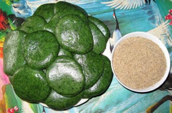 Tết Thanh minh, rằm tháng 7 nếu có dịp lên Thái Nguyên vào vùng đồng bào dân tộc Tày sinh sống (Phú Lương, Định Hóa, Võ Nhai), bạn sẽ được thưởng thức món bánh ngải đặc sản và dân dã này. Bánh ngải dễ ăn, mát và không ngấy. Vị hăng hăng, thơm thơm là lạ của lá ngải như dung hòa cái dẻo, cái ngọt của nếp, của đường, miếng bánh có sự tươi non của đồi nương, cái hoang dã của lá rừng như gói cả mùa xuân trong mát. 