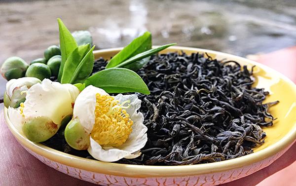 Không hổ danh là xứ chè, Thái Nguyên có những vùng nổi tiếng cả nước: chè La Bằng (Đại Từ), chè Khe Cốc (Phú Lương), chè Trại Cài (Đồng Hỷ) nhưng nổi tiếng hơn cả là chè Tân Cương (TP Thái Nguyên). Không chỉ nổi tiếng trong nước, bạn bè quốc tế cũng rất yêu thích và ''phát nghiện'' chè Tân Cương của Việt Nam.