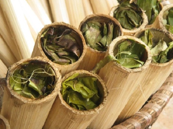 Cơm lam là một món ăn giản dị của người dân Định Hóa, giản dị bởi nó gắn với những con suối nơi đầu nguồn và nương lúa bên sườn đồi, những vạt rừng tre nứa xanh ngút của đất ATK một thủa nhưng khiến du khách khó quên nếu có dịp thưởng thức. Muốn có cơm lam ngon, đầu tiên phải có loại nếp ngon, ấy là thứ nếp cái hoa vàng trồng trên nương, hàng năm thu hoạch vào khoảng tháng 9, tháng 10. Cơm lam ăn với muối vừng vừa dân dã vừa mộc mạc, vừa đậm đà khó quên.
