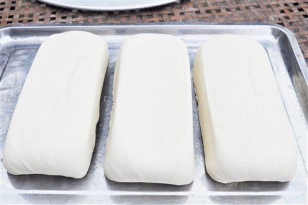 Người Bình Long có bí quyết làm đậu phụ riêng mà không nơi nào có được. Điểm đặc biệt của đậu phụ Bình Longđó là hình dáng bìa đậu. Có lẽ bạn đã quá quen với miếng đậu be bé mà bạn có thể mua được dễ dàng ở chợ.  Nhưng khi nhìn thấy đậu phụ Bình Long bạn sẽ phải hoảng hốt về kích thước của chúng. Đậu phụ ở đây người dân bán theo kg (trung bình là 20.000/kg) Đậu phụ nóng hổi và có thể ăn ngay được. Bìa đậu phụ to bản, không quá cứng mà cũng không quá mềm, khi ăn bạn sẽ cảm thấy vị béo ngậy và hương thơm thoảng thoảng. Sẽ rất tuyệt vời nếu bạn ăn ngay và chấm cùng mắm tôm hoặc nước mắm ớt.