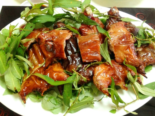 Với người dân ở hai xã Canh Nậu, Dị Nậu – Thạch Thất – Hà Nội, thịt chuột là món khoái khẩu như chó, gà, vịt… Bữa cỗ ngon sẽ thêm sang nếu có thêm món chuột đồng. Nhiều người dân nơi đây nói đùa: “Đám cưới không có thịt chuột chưa phải là to”.