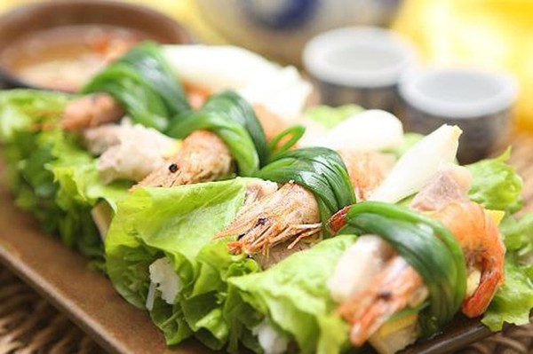Bên cạnh những món ăn truyền thống như bánh chưng, dưa hành, dân làng Thừa Lâm của tỉnh Thái Nguyên còn có tục lệ gói tôm cuốn để dâng lễ ở đình làng vào những dịp lễ tết. Đây là món ăn dân dã mà độc đáo, đậm đà hương vị làng quê. Để làm món tôm cuốn, phải có các nguyên liệu tôm tươi (tượng trưng cho thuỷ hải sản) nhặt rửa sạch rồi xâu vào que tăm để đến khi rán tôm không bị cong. Trứng gà rán (tượng trưng cho loài chim), giò nạc và thịt mỡ lợn luộc rồi thái chỉ dài chừng 5-6 cm. Củ hành chần qua nước sôi rồi kẹp cùng con tôm rán, ít giò nạc, trứng rán, thịt mỡ luộc và dùng dọc hành cuộn lại như hình bó mạ. Khi ăn có thể thêm gia vị, nước mắm, ớt, hạt tiêu...