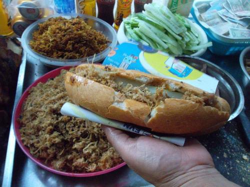 Bánh mỳ Nam Hà phố Trường Thi bao gồm một chuỗi cửa hàng bán bánh mỳ gia truyền. Bánh mỳ ở đây mang thương hiệu riêng, hương vị không đổi suốt hơn 20 năm qua. Nhân bánh rất đa dạng để bạn lựa chọn, ngon nhất phải kể đến bánh mỳ kẹp nem chua rán, kẹp bò khô, thịt quay… Điều làm nên sức sống lâu bền cho bánh mỳ Nam Hà là tất cả nguyên liệu của quán đều được chọn lựa kỹ lưỡng, đảm bảo tươi ngon và nước sốt gia truyền.