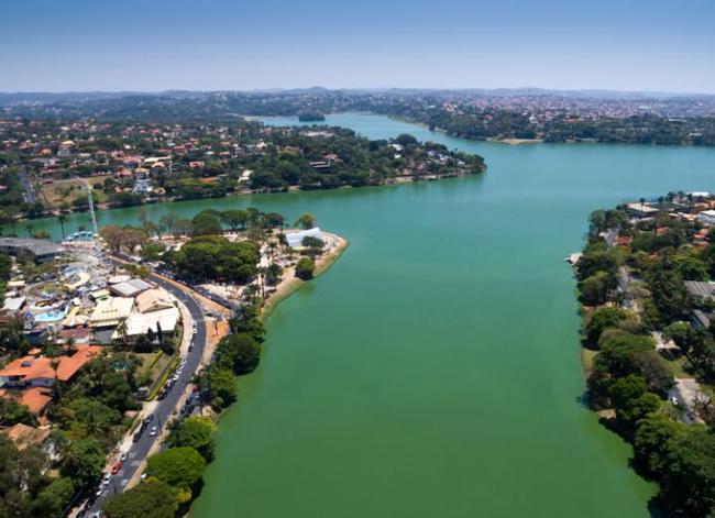 Quần thể hiện đại Pampulha – Brazil: Khu quần thể hiện đại Pampulha ở Brazil do kiến trúc sư Oscar Niemeyer cùng các đồng sự thiết kế, có tầm ảnh hưởng rất lớn. Quần thể này là trái tim của dự án xây dựng một trung tâm văn hóa và giải trí với nhiều tòa nhà mở xung quanh một hồ nước nhân tạo ở Belo Horizonte, thủ phủ bang Minas Gerais.