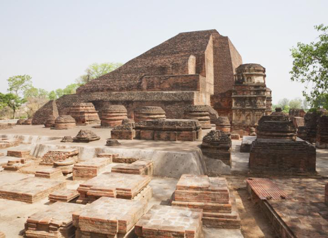 Quần thể Nalanda Mahavihara – Ấn Độ: Đây là một địa điểm trong một trường đại học cổ xưa của Ấn Độ, với những tàn tích như các bảo tháp, miếu mạo, nhà ở và tác phẩm nghệ thuật. Quần thể này là một địa điểm quan trọng để nghiên cứu sự phát triển của Phật giáo.