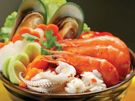 du lịch đến các biển ở tỉnh Thanh như Sầm Sơn, Hải Tiến, Tinh Gia... ngoài việc tắm và ăn các món ngon mang đậm phong vị biển, bạn còn có thể tranh thủ mua hải sản tươi sống về làm quà. Ngư dân ở các huyện ven biển thường đi đánh bắt gần bờ, ra khơi và trở về vào một buổi nhất định trong ngày, bạn có thể hỏi để mua và đóng thùng đá vận chuyển về nhà để ăn dần. Bạn có thể mua tôm, cá, cua, ghẹ, mực... và các đồ hải sản biển còn tươi rói ngay khi thuyền của ngư dân cập bến và mang vào các nhà hàng gần đó thuê họ chế biến để tận hưởng trọn vẹn hương vị của biển khơi.
