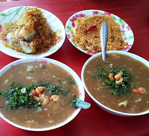 Cháo canh là món ăn được xem chỉ có ở Thanh Hóa và cũng ít hàng bán. Cháo được nấu từ bột gạo, sợi bánh canh và quan trọng là nước hầm xương ống. Tô cháo canh đặc sánh có sườn lợn, tôm bóc vỏ, rắc thêm rau mùi thái nhỏ và chút ớt bột, vô cùng hấp dẫn.  Muốn ăn cháo canh, bạn đến bên hông chợ Vườn Hoa, quán bán từ 2h chiều, luôn đông khách và chỉ 5h là hết hàng. Giá dao động từ 20.000 đến 30.000 đồng một tô tùy yêu cầu của khách.