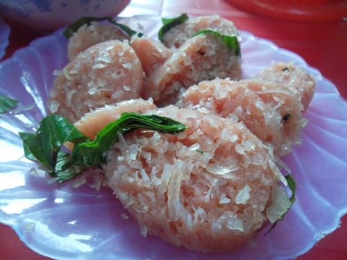 Nem chua là đặc sản nổi tiếng gợi nhớ tới vùng quê đầu miền Trung nắng gió. Được làm từ thịt sống, bì lợn cùng các gia vị như tiêu, tỏi, ớt cho lên men đến chín, khi ăn có vị chua dịu đậm đà, từ chiếc nem chua cổ truyền, người dân Thanh Hóa sáng tạo ra rất nhiều loại và cách chế biến, thưởng thức khác nhau. Bạn có thể tìm đến nhà nem Gốc Đa, Cương Dũng, Vũ Linh, nem bà Thường, bà Năm hay trên vỉa hè các phố Đinh Lễ, Tô Vĩnh Diện, Ngọc Trạo… để thưởng thức. 