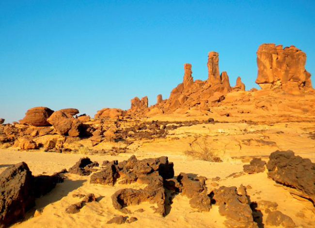 Dãy núi đá Ennedi Massif – Chad: Dãy núi đá sa thạch này tại Chad là một trong những ví dụ hoàn hảo nhất và toàn diện nhất thế giới về nghệ thuật và chạm khắc trên đá, được bào mòn bởi gió và nước. Đặc biệt ngoạn mục là những tháp đá mái vòm tự nhiên, và nếu bạn nhìn kỹ, bạn sẽ tìm thấy một trong những bộ sưu tập lớn nhất của bức tranh hang động cổ xưa ở châu Phi.